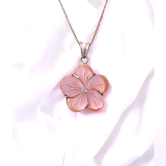 Mother Of Pearl Flower Pendant Diamond Center with 925 Sterling Silver Chain - Picture 2 of 6